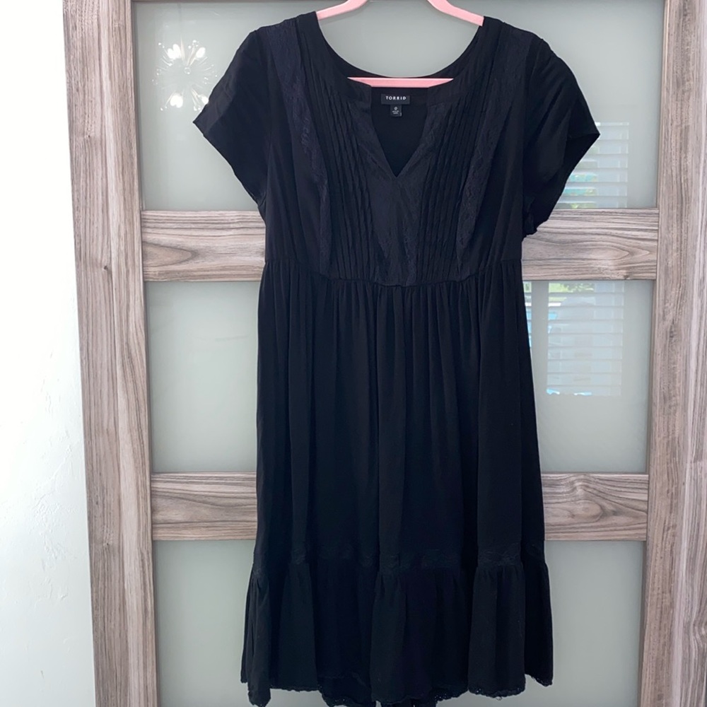 Women’s Torrid black goth core lace inset v neck dress size medium